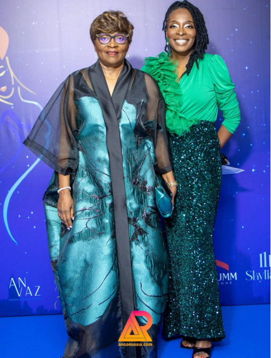 Fundadora da Igreja Pentecostal de Fé e Libertação foi homenageada na décima edição da Gala Divas Angola, ladeada da filha Elyon.