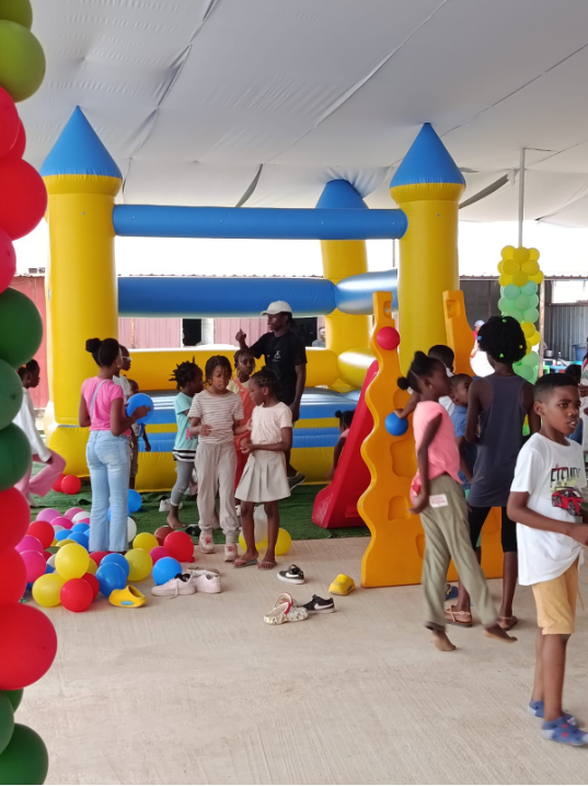 Crianças da Igreja Pentecostal de Fé e Libertação participaram na festa de natal antecipado após a consagração.